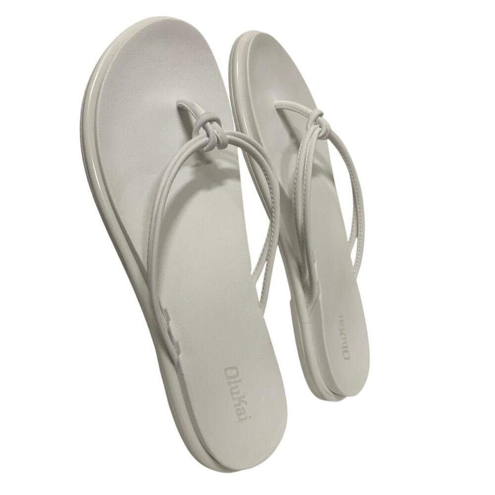 AKA OluKai White Flip Flops Women’s Size 10 Minimalist Comfort Beach Sandals